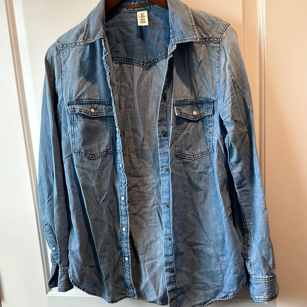 🛍️ 3 for $20 🛍️ H&M Blue Denim Button-Up Shirt